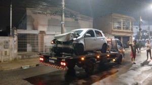 Guinchos Denis Turbo SP é acionado para reboque de veiculo Toyota Etios após Colisão no jardim Jacira em Itapecerica da Serra/SP