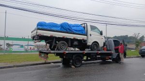 Proprietário de utilitario Hyundai HR aciona guincho em Embu Guaçu na Grande São Paulo SP após pane mecânica