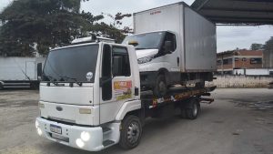Losil Guinchos transfere caminhão Iveco Bau com pane mecanica para oficina em Cajamar utilizando Guincho pra pesado